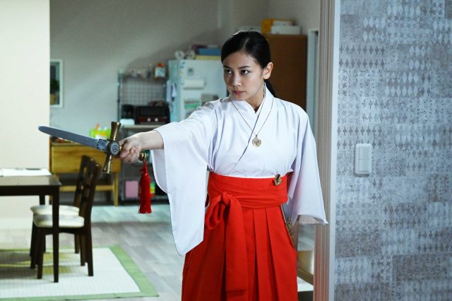 主人公・サユリ(千眼美子)がエクソシストとして、巫女姿で悪霊や悪魔と戦うシーン