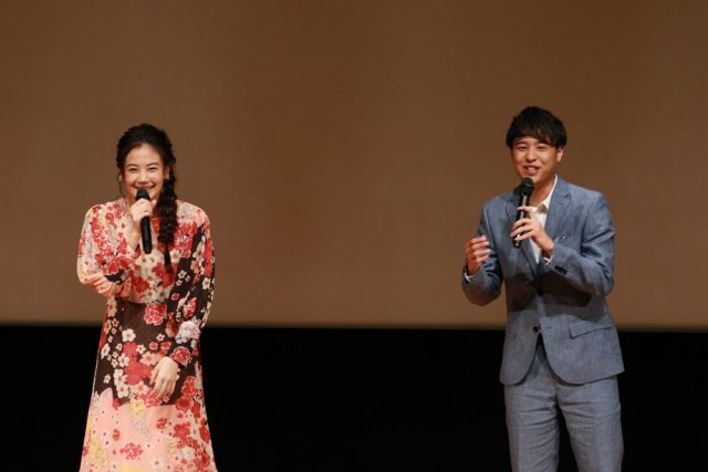 漫才を披露する千眼(右)と伊良子(左)