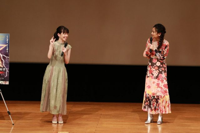 撮影現場のエピソードを披露する希島
